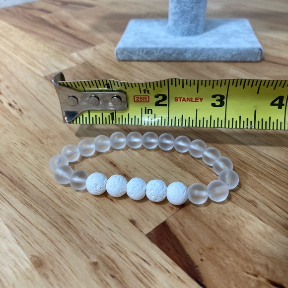 Handmade white lava rock bracelet with clear glass beads - Picture 4 of 4